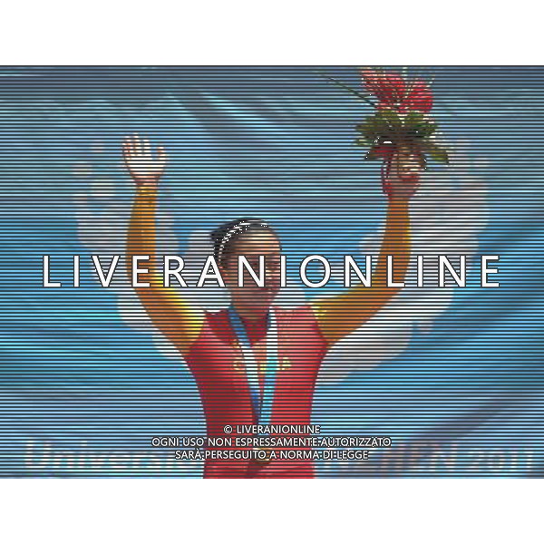 (110818) -- SHENZHEN, Aug. 18, 2011 () -- Gold medalist Guo Shuang of China waves during the awarding ceremony of women\'s sprint of cycling track at the 26th Summer Universiade in Shenzhen, a city of south China\'s Guangdong Province, on Aug. 18, 2011. (/Li Ga)(wx)