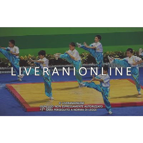 (110818) -- SHENZHEN, Aug. 18, 2011 () -- Primary school students perform Chinese Kung Fu before weightlifting match of the 26th Summer Universiade in the Complex Training Hall of Shenzhen Sport School in Shenzhen, a city of south China\'s Guangdong Province, on Aug. 17, 2011. (/Wang Song)(wx)