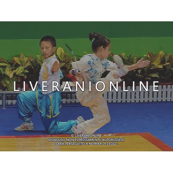 (110818) -- SHENZHEN, Aug. 18, 2011 () -- Primary school students perform Chinese Kung Fu before weightlifting match of the 26th Summer Universiade in the Complex Training Hall of Shenzhen Sport School in Shenzhen, a city of south China\'s Guangdong Province, on Aug. 17, 2011. (/Wang Song)(wx)