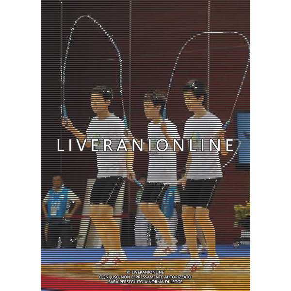 (110818) -- SHENZHEN, Aug. 18, 2011 () -- High school students show rope skipping skills before weightlifting match of the 26th Summer Universiade in the Complex Training Hall of Shenzhen Sport School in Shenzhen, a city of south China\'s Guangdong Province, on Aug. 15, 2011. (/Wang Song)(wx)