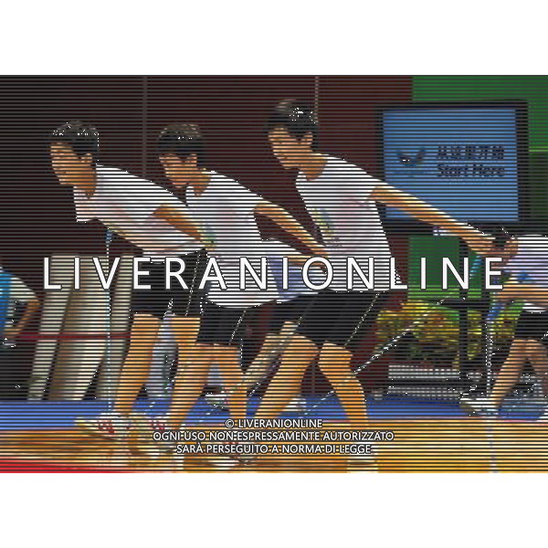 (110818) -- SHENZHEN, Aug. 18, 2011 () -- High school students show rope skipping skills before weightlifting match of the 26th Summer Universiade in the Complex Training Hall of Shenzhen Sport School in Shenzhen, a city of south China\'s Guangdong Province, on Aug. 15, 2011. (/Wang Song)(wx)