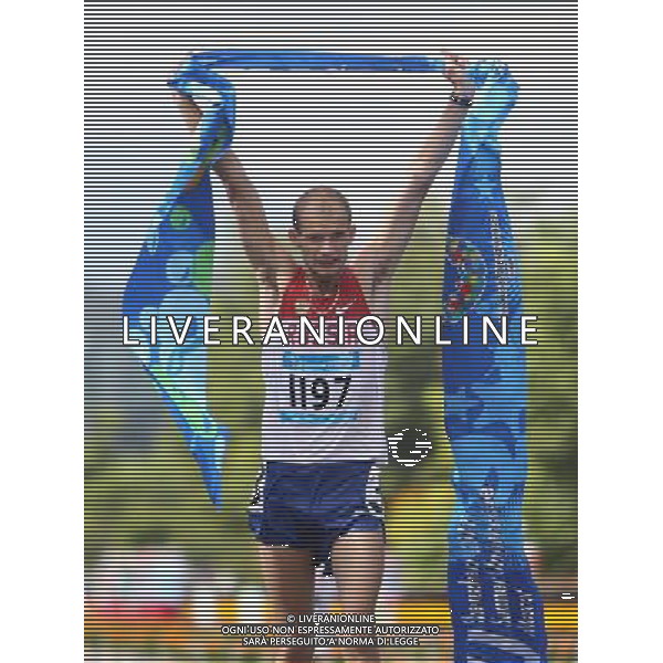 (110818) -- SHENZHEN, Aug. 18, 2011 () -- Andrey Krivov of Russia celebrates after men\'s 20km walk of athletics at the 26th Summer Universiade in Shenzhen, a city of south China\'s Guangdong Province, on Aug. 18, 2011. Andrey Krivov claimed the gold medal with 1 hour 24 minutes 15 seconds. (/Liao Yujie)(wx)