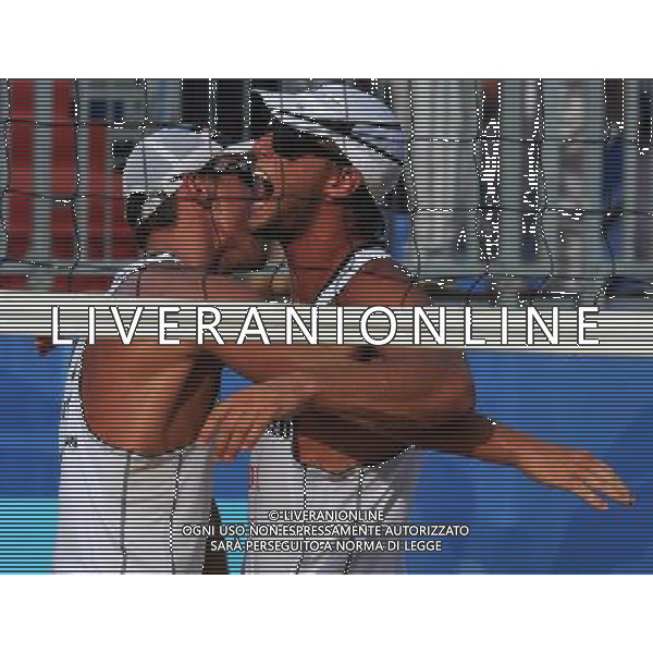 (110818) SHENZHEN, Aug. 18, 2011 Poland\'s Michal Kadziola (L) and Jakub Szalankiewic celebrate after winning the men\'s beach volleyball final against Prokopyev/Yory of Russia at the 26th Summer Universiade, in Shenzhen, a city of south China\'s Guangdong Province, Aug. 18, 2011. Kadziola/Szalankiewic won 2 1 to claim the title. (/Gong Lei)(bxf)