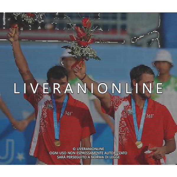(110818) SHENZHEN, Aug. 18, 2011 Poland\'s Michal Kadziola (R) and Jakub Szalankiewic celebrate during the awarding ceremony for the men\'s beach volleyball final at the 26th Summer Universiade, in Shenzhen, a city of south China\'s Guangdong Province, Aug. 18, 2011. Kadziola/Szalankiewic won over Prokopyev/Yory of Russia 2 1 to claim the title. (/Gong Lei)(bxf)