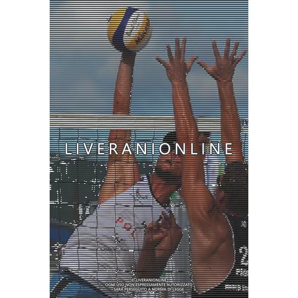(110818) SHENZHEN, Aug. 18, 2011 Poland\'s Michal Kadziola (L) spikes during the men\'s beach volleyball final against Prokopyev/Yory of Russia at the 26th Summer Universiade, in Shenzhen, a city of south China\'s Guangdong Province, Aug. 18, 2011. Kadziola/Szalankiewic won 2 1 to claim the title. (/Gong Lei)(bxf)