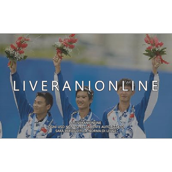 (110818) SHENZHEN, Aug. 18, 2011 Gold medalists team of China (C) celebrate during the awarding ceremony for the men\'s team recurve bow match of archery event at the 26th Summer Universiade, in Shenzhen, a city of south China\'s Guangdong Province, Aug. 18, 2011. China defeated Japan 18 15 to claimed the title. (/Lui Siu Wai)(bxf)