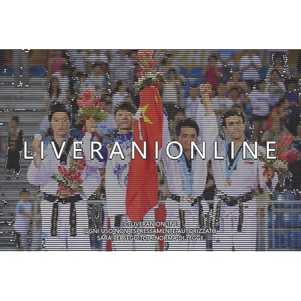 (110818) SHENZHEN, Aug. 18, 2011 Gold medalist Zhu Yuxiang (2nd L) of China, silver medalist Yang Ju Min (1st L) of South Korea, bronze medalists Nguyen Dinh Toan (2nd R) of Vietnam and Ali Nadali Najafabadi of Iran greet the spectators during the awarding ceremony for men\'s individual poomsae of taekwondo at the 26th Summer Universiade in Shenzhen, a city of south China\'s Guangdong Province Aug. 18, 2011. (/Liang Xu)(wll)