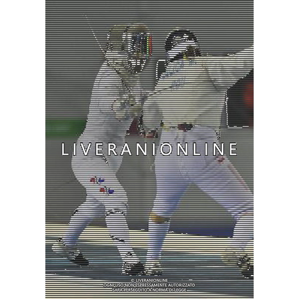 (110818) SHENZHEN, Aug. 18, 2011 Choi Sooyeon (L) of South Korea competes with Mihaela Bulica of Romania during the women\'s sabre team bronze medal match at the 26th Summer Universiade in Shenzhen, a city of south China\'s Guangdong Province, Aug. 18, 2011. Team South Korea won the match 45:29 and claimed the bronze medal of the event. (/Wang Haofei)