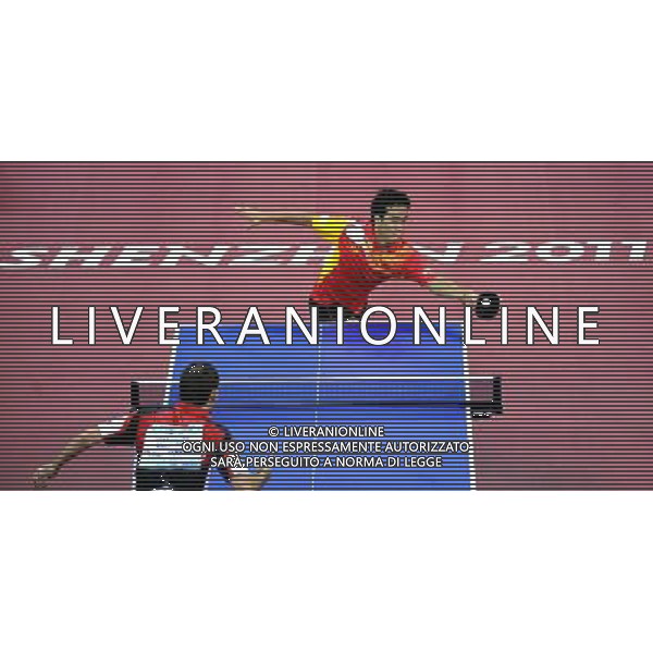 (110818) SHENZHEN, Aug. 18, 2011 China\'s Shang Kun (top) competes during the men\'s singles match of table tennis event against Russia\'s Viatcheslav Krivosheev at the 26th Summer Universiade, in Shenzhen, a city of south China\'s Guangdong Province, Aug. 18, 2011. Shang won 4 3. (/Yang Shiyao)(bxf)