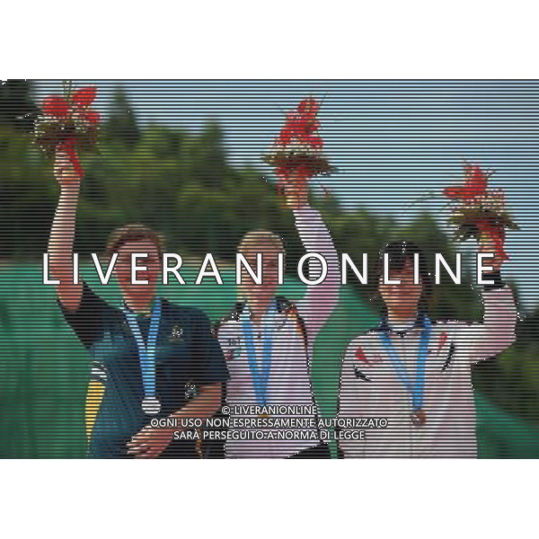 (110818) SHENZHEN, Aug. 18, 2011 Gold medalist Jana Beckmann of Germany (C), silver medalist Catherine Skinner of Australia (L), and bronze medalist Kang Gee Eun of South Korea pose for a group photo at the awarding ceremony of trap women event of shotgun at the 26th Summer Universiade in Shenzhen, a city of south China\'s Guangdong Province, Aug. 18, 2011. (/Lin Yiguang)