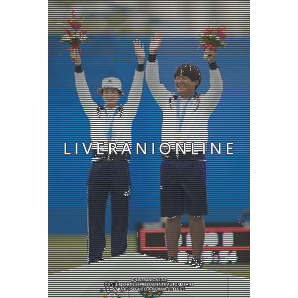 (110818) SHENZHEN, Aug. 18, 2011 Gold medalists South Korea\'s Kim Bubmin (R) and Ki Bo Bae celebrate during the awarding ceremony for the mix team recurve bow final of archery event at the 26th Summer Universiade, in Shenzhen, a city of south China\'s Guangdong Province, Aug. 18, 2011. South Korea defeated Chinese Taipei 15 10 to claim the title. (/Lui Siu Wai)(bxf)