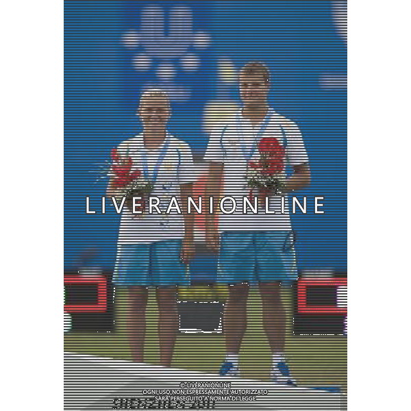 (110818) SHENZHEN, Aug. 18, 2011 Bronze medalists Ukraine\'s Dmytro Hrachov (R) and Nina Mylchenko celebrate during the awarding ceremony for the mix team recurve bow final of archery event at the 26th Summer Universiade, in Shenzhen, a city of south China\'s Guangdong Province, Aug. 18, 2011. (/Lui Siu Wai)(bxf)