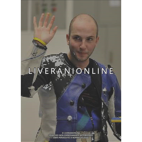 (110818) SHENZHEN, Aug. 18, 2011 Niccolo Campriani of Italy gestures during the men\'s 10m air rifle individual match at the 26th Summer Universiade in Shenzhen, a city of south China\'s Guangdong Province, Aug. 18, 2011. Niccolo Campriani took the gold medal of the event with 698.4 points. (/Chen Yehua)