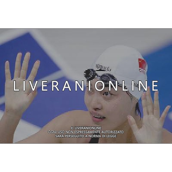 (110818) SHENZHEN, Aug. 18, 2011 Tang Yi of China greets the audience during the women\'s swimming 4X100M Medley Relay final at the 26th Summer Universiade, in Shenzhen, a city of south China\'s Guangdong Province, Aug. 18, 2011. China won the gold medal with 3 minutes 59.15 seconds. (/Chen Jianli)(bxf)