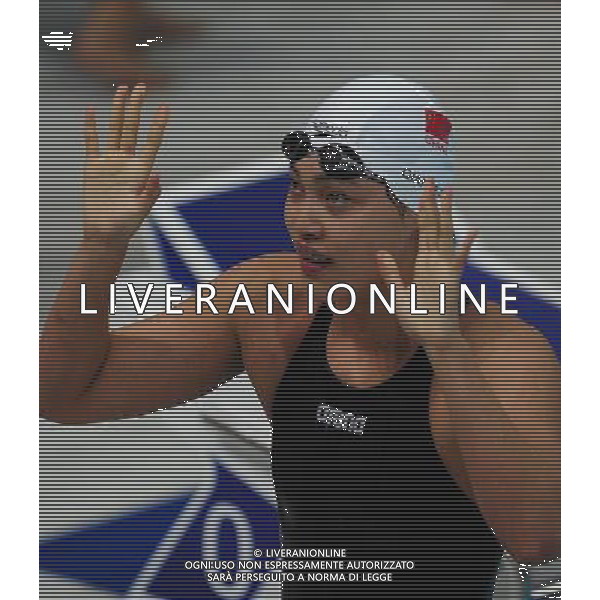 (110818) SHENZHEN, Aug. 18, 2011 Tang Yi of China celebrates during the women\'s swimming 4X100M Medley Relay final at the 26th Summer Universiade, in Shenzhen, a city of south China\'s Guangdong Province, Aug. 18, 2011. China won the gold medal with 3 minutes 59.15 seconds. (/Chen Jianli)(bxf)