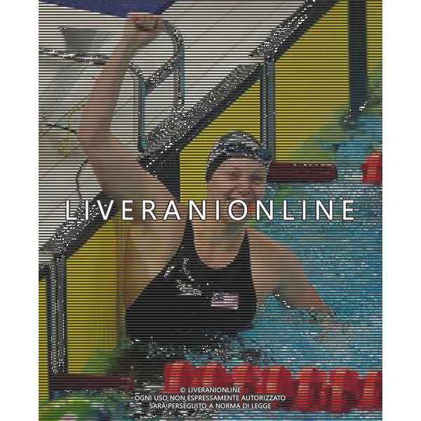 (110818) SHENZHEN, Aug. 18, 2011 Jennifer Connolly of US celebrates after winning the women\'s swimming 50M backstrock final at the 26th Summer Universiade, in Shenzhen, a city of south China\'s Guangdong Province, Aug. 18, 2011. Connolly won the title of the event with 27.92 seconds. (/Lu Hanxin)(bxf)