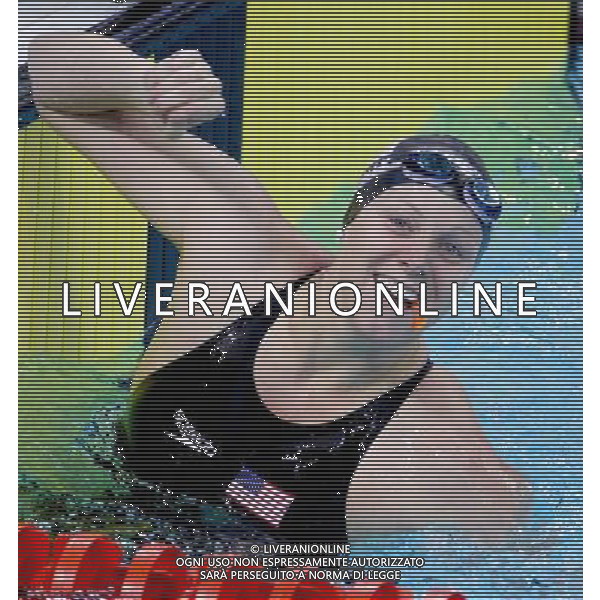 (110818) SHENZHEN, Aug. 18, 2011 Jennifer Connolly of US celebrates after winning the women\'s swimming 50M backstrock final at the 26th Summer Universiade, in Shenzhen, a city of south China\'s Guangdong Province, Aug. 18, 2011. Connolly won the title of the event with 27.92 seconds. (/Chen Jianli)(bxf)