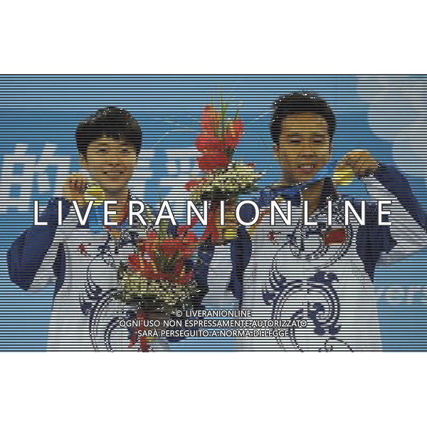 (110818) SHENZHEN, Aug. 18, 2011 Gold medalist China\'s Shang Kun (R) and Rao Jingwen celebrate during the awarding ceremony for the mixed doubles of table tennis event at the 26th Summer Universiade, in Shenzhen, a city of south China\'s Guangdong Province, Aug. 18, 2011. Shang/Rao won 4 0 to got the gold medal. (/Yang Shiyao)(bxf)