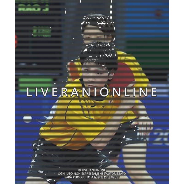 (110818) SHENZHEN, Aug. 18, 2011 Japan\'s Isshigaki Ya (back) and Miuchi Kentaro compete during the mixed doubles finals of table tennis event against China\'s Shang Kun and Rao Jingwen at the 26th Summer Universiade, in Shenzhen, a city of south China\'s Guangdong Province, Aug. 18, 2011. Shang/Rao won 4 0 to got the gold medal. (/Yang Shiyao)(bxf)