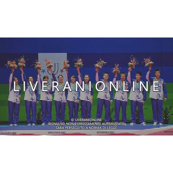 (110818) -- SHENZHEN, Aug. 18, 2011 () -- Silver medalists players of team China celebrate on the podium during the awarding ceremony for team competition of badminton at the 26th Summer Universiade in Shenzhen, a city of south China\'s Guangdong Province Aug. 18, 2011. (/Liu Dawei)(wll)