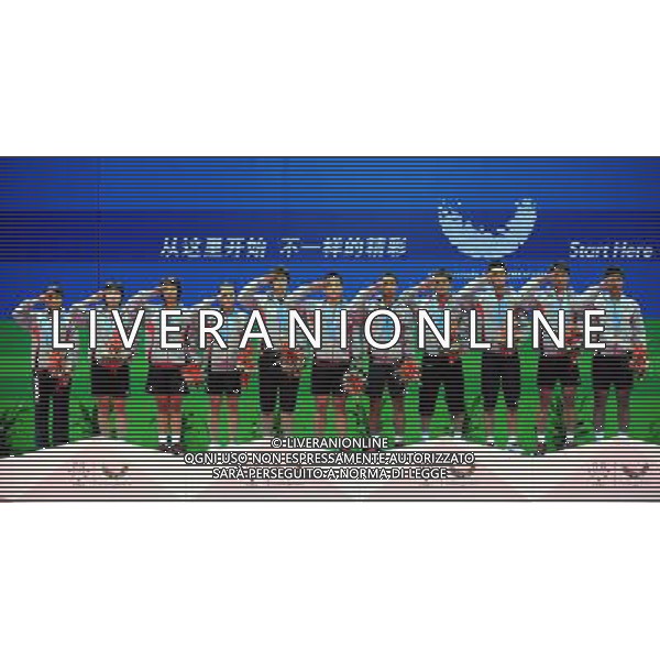 (110818) -- SHENZHEN, Aug. 18, 2011 () -- Players of team Indonesia salute on the podium during the awarding ceremony for team competition of badminton at the 26th Summer Universiade in Shenzhen, a city of south China\'s Guangdong Province Aug. 18, 2011. Team Indonesia claimed the title by beating team China in the gold medal match with 3-1. (/Liu Dawei)(wll)