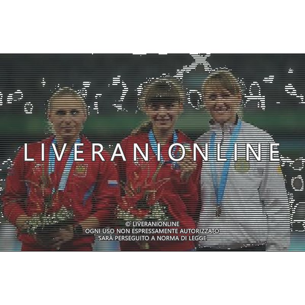 (110818) -- SHENZHEN, Aug. 18, 2011 () -- Gold medalist Olga Topilskaya of Russia (C), her teammate silver medalist Elena Migunova (L) and bronze medalist Olga Tereshkova of Kazakstan celebrate during the awarding ceremony for the women\'s 400M race of athletics event at the 26th Summer Universiade, in Shenzhen, a city of south China\'s Guangdong Province, Aug. 18, 2011. Olga Topilskaya won the gold medal with 51.63 seconds. (/Li Ming) (bxf)