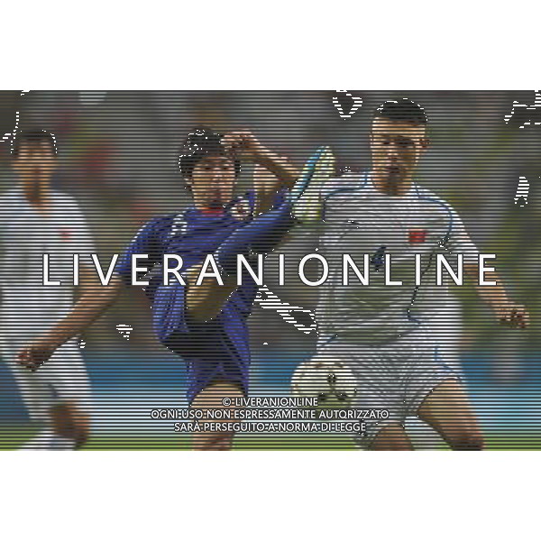 (110818) -- SHENZHEN, Aug. 18, 2011 () -- Lu Bin of China (R) controls the ball during the men\'s football quarterfinal against Japan at the 26th Summer Universiade, in Shenzhen, a city of south China\'s Guangdong Province, Aug. 18, 2011. Japan won 3-2 to enter the semifinals. (/Li Ga)(bxf)