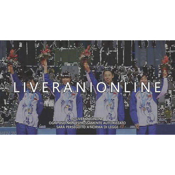 (110818) -- SHENZHEN, Aug. 18, 2011 () -- Fencers of China celebrate during the awarding ceremony of women\'s sabre team of fencing event at the 26th Summer Universiade in Shenzhen, a city of south China\'s Guangdong Province, Aug. 18, 2011. The team of China claimed the gold medal of the event. (/Wang Haofei)
