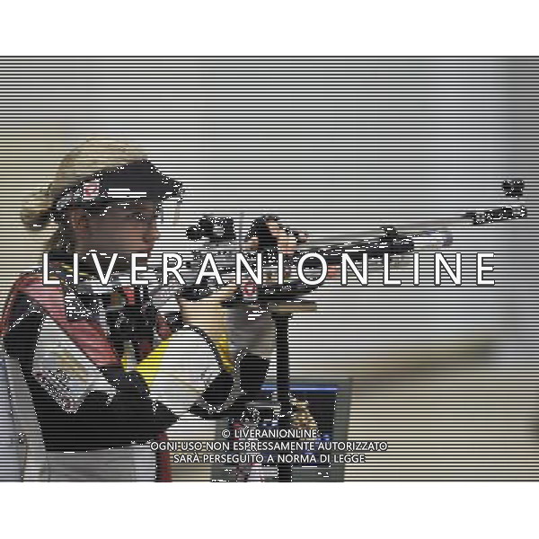 (110818) -- SHENZHEN, Aug. 18, 2011 () -- Lisa Ungerank of Austria (L) ponders during the women\'s 10m air rifle individual match of shooting event at the 26th Summer Universiade in Shenzhen, a city of south China\'s Guangdong Province, Aug. 18, 2011. (/Chen Yehua)