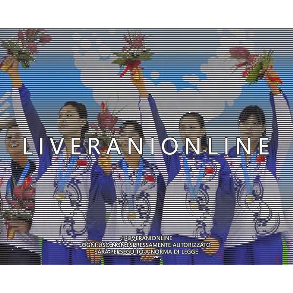 (110818) -- SHENZHEN, Aug. 18, 2011 () -- Swimmer of China celebrate during the awarding cermony of the women\'s swimming 4X100M Medley Relay at the 26th Summer Universiade, in Shenzhen, a city of south China\'s Guangdong Province, Aug. 18, 2011. China won the gold medal with 3 minutes 59.15 seconds, and set a new games record. (/Liang Xu)(bxf)