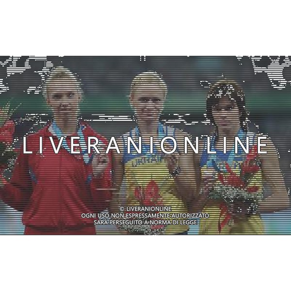(110818) -- SHENZHEN, Aug. 18, 2011 () -- Gold medalist Olha Zavhorodnya of Ukraine (C), silver medalist Elena Kofanova of Russia (L) and bronze medalist Liliya Lobanova of Ukraine celebrate during the awarding ceremony for the women\'s 800M final race of athletics event at the 26th Summer Universiade, in Shenzhen, a city of south China\'s Guangdong Province, Aug. 18, 2011. Olha Zavhorodnya won the gold medal with 1 minutes 59.56 seconds. (/Liao Yujie) (bxf)