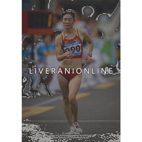 (110819) -- SHENZHEN, Aug. 19, 2011 () -- Yang Yawei of China competes during women\'s 20km walk of athletics at the 26th Summer Universiade in Shenzhen, a city of south China\'s Guangdong Province, on Aug. 19, 2011. China ranked the first of women\'s 20km walk team with 4 hour 58 minutes 57 seconds. (/Lui Sui Wai)(wx)
