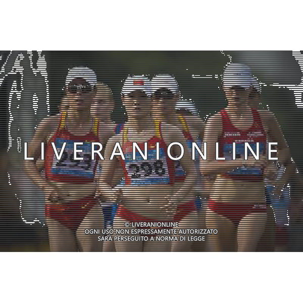 (110819) -- SHENZHEN, Aug. 19, 2011 () -- Shi Yang (L) and Wang Shanshan (2nd L) of China compete during women\'s 20km walk of athletics at the 26th Summer Universiade in Shenzhen, a city of south China\'s Guangdong Province, on Aug. 19, 2011. China ranked the first of women\'s 20km walk team with 4 hour 58 minutes 57 seconds. (/Lui Sui Wai)(wx)