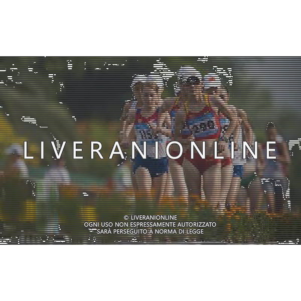 (110819) -- SHENZHEN, Aug. 19, 2011 () -- Yang Yawei (1st R) of China competes during women\'s 20km walk of athletics at the 26th Summer Universiade in Shenzhen, a city of south China\'s Guangdong Province, on Aug. 19, 2011. China ranked the first of women\'s 20km walk team with 4 hour 58 minutes 57 seconds. (/Lui Sui Wai)(wx)