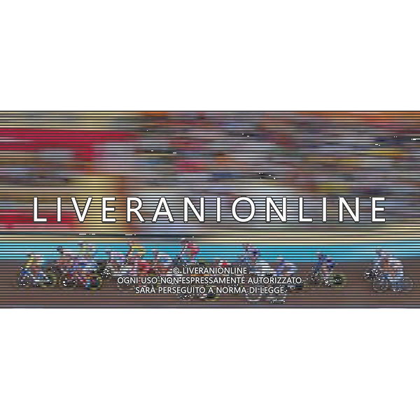 (110819) -- SHENZHEN, Aug. 19, 2011 () -- Athletes compete during women\'s 20km points race of cycling track at the 26th Summer Universiade in Shenzhen, a city of south China\'s Guangdong Province, on Aug. 19, 2011. (/Li Ga)(wx)