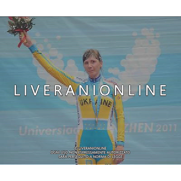 (110819) -- SHENZHEN, Aug. 19, 2011 () -- Gold medalist Lesya Kalitovska of Ukraine waves during the awarding ceremony of women\'s 20km points race of cycling track at the 26th Summer Universiade in Shenzhen, a city of south China\'s Guangdong Province, on Aug. 19, 2011. (/Li Ga)(wx)