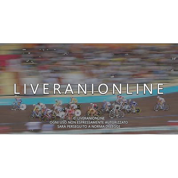 (110819) -- SHENZHEN, Aug. 19, 2011 () -- Athletes compete during women\'s 20km points race of cycling track at the 26th Summer Universiade in Shenzhen, a city of south China\'s Guangdong Province, on Aug. 19, 2011. (/Li Ga)(wx)