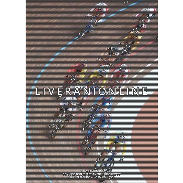 (110819) -- SHENZHEN, Aug. 19, 2011 () -- Athletes compete during women\'s 20km points race of cycling track at the 26th Summer Universiade in Shenzhen, a city of south China\'s Guangdong Province, on Aug. 19, 2011. (/Li Ga)(wx)