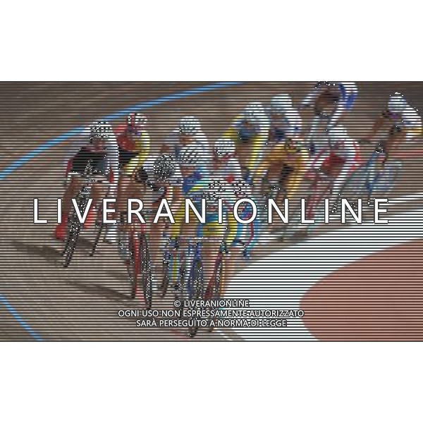 (110819) -- SHENZHEN, Aug. 19, 2011 () -- Athletes compete during women\'s 20km points race of cycling track at the 26th Summer Universiade in Shenzhen, a city of south China\'s Guangdong Province, on Aug. 19, 2011. (/Li Ga)(wx)