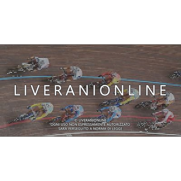 (110819) -- SHENZHEN, Aug. 19, 2011 () -- Athletes compete during women\'s 20km points race of cycling track at the 26th Summer Universiade in Shenzhen, a city of south China\'s Guangdong Province, on Aug. 19, 2011. (/Li Ga)(wx)