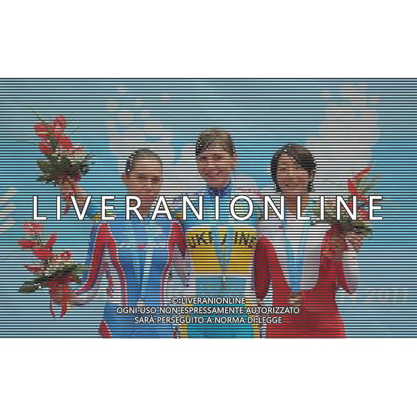 (110819) -- SHENZHEN, Aug. 19, 2011 () -- Gold medalist Lesya Kalitovska (C) of Ukraine, silver medalist Anastasia Chulkova (L) of Russia and bronze medalist Uwano Minami of Japan pose for photos during the awarding ceremony of women\'s 20km points race of cycling track at the 26th Summer Universiade in Shenzhen, a city of south China\'s Guangdong Province, on Aug. 19, 2011. (/Li Ga)(wx)