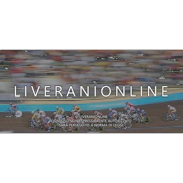 (110819) -- SHENZHEN, Aug. 19, 2011 () -- Athletes compete during women\'s 20km points race of cycling track at the 26th Summer Universiade in Shenzhen, a city of south China\'s Guangdong Province, on Aug. 19, 2011. (/Li Ga)(wx)