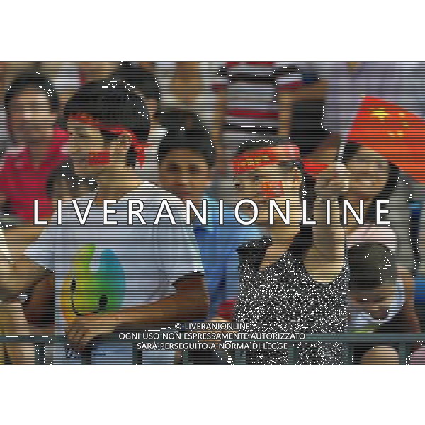 (110819) -- SHENZHEN, Aug. 19, 2011 () -- Spectators cheer for Chinese athletes in the Complex Training Hall of shenzhen Sport School at the 26th Summer Universiade in Shenzhen, a city of south China\'s Guangdong Province, on Aug. 18, 2011. (/Wang Song)(wx)