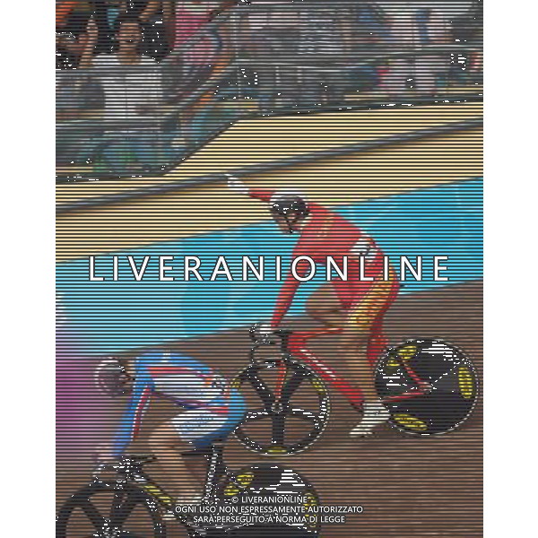 (110819) -- SHENZHEN, Aug. 19, 2011 () -- Zhang Miao of China celebrates during men\'s keirin of cycling track at the 26th Summer Universiade in Shenzhen, a city of south China\'s Guangdong Province, on Aug. 19, 2011. Zhang won the gold medal in the match. (/Li Ga)(wx)
