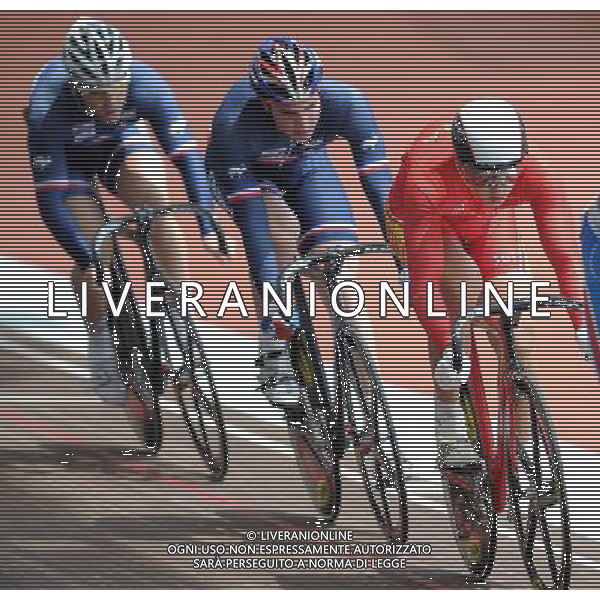 (110819) -- SHENZHEN, Aug. 19, 2011 () -- Zhang Miao (1st R) of China competes during men\'s keirin of cycling track at the 26th Summer Universiade in Shenzhen, a city of south China\'s Guangdong Province, on Aug. 19, 2011. Zhang won the gold medal in the match. (/Li Ga)(wx)