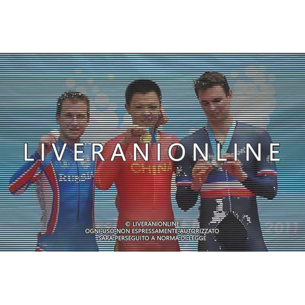 (110819) -- SHENZHEN, Aug. 19, 2011 () -- Gold medalist Zhang Miao (C) of China, silver medalist Pavel Yakushevskiy (L) of Russia and bronze medalist Florian Vernay of France pose for photos during the awarding ceremony of men\'s keirin of cycling track at the 26th Summer Universiade in Shenzhen, a city of south China\'s Guangdong Province, on Aug. 19, 2011. (/Li Ga)(wx)