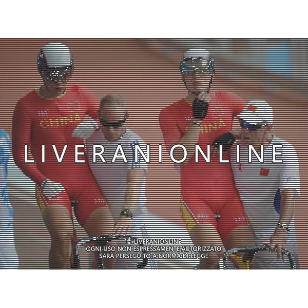(110819) -- SHENZHEN, Aug. 19, 2011 () -- Daniel Morelon (1st R), chief coach of Chinese cycling team, helps his athlete to start during men\'s keirin of cycling track at the 26th Summer Universiade in Shenzhen, a city of south China\'s Guangdong Province, on Aug. 19, 2011. (/Li Ga)(wx)
