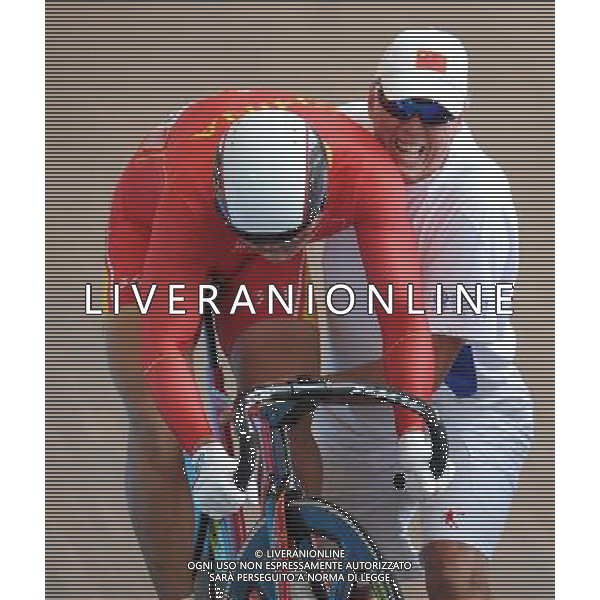(110819) -- SHENZHEN, Aug. 19, 2011 () -- Daniel Morelon (R), chief coach of Chinese cycling team, helps Zhang Miao to start during men\'s keirin of cycling track at the 26th Summer Universiade in Shenzhen, a city of south China\'s Guangdong Province, on Aug. 19, 2011. Zhang Miao of China won the gold medal in the match. (/Li Ga)(wx)