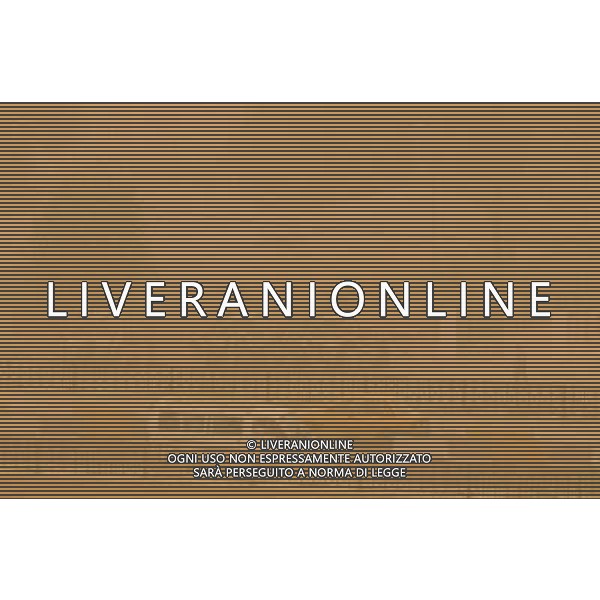 (110818) BAGHDAD, Aug. 18, 2011 Dust shrouds Baghdad, capital of Iraq, on Aug. 18, 2011. Dust hits Baghdad in summer frequently due to its dry weather. (/Zhang Ning) (zx)