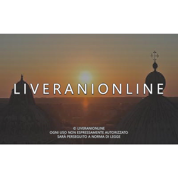 (110819) -- ROME, Aug. 19, 2011 () -- Photo taken on Aug. 17, 2011 shows the domes of the baptistry and the cathedral against the backdrop of the sun at the Duomo Square (Piazza del Duomo) in Pisa, central Italy. Standing in a large green expanse, Piazza del Duomo houses a group of monuments well-known all over the world. The four masterpieces of medieval architecture, the cathedral, the baptistry, the campanile (the \'Leaning Tower\') and the cemetery had a great influence on monumental art in Italy from the 11th to the 14th century. The UNESCO inscribed the Piazza del Duomo of Pisa in the World Heritage List in 1987. (/Wang Qingqin) (yc)